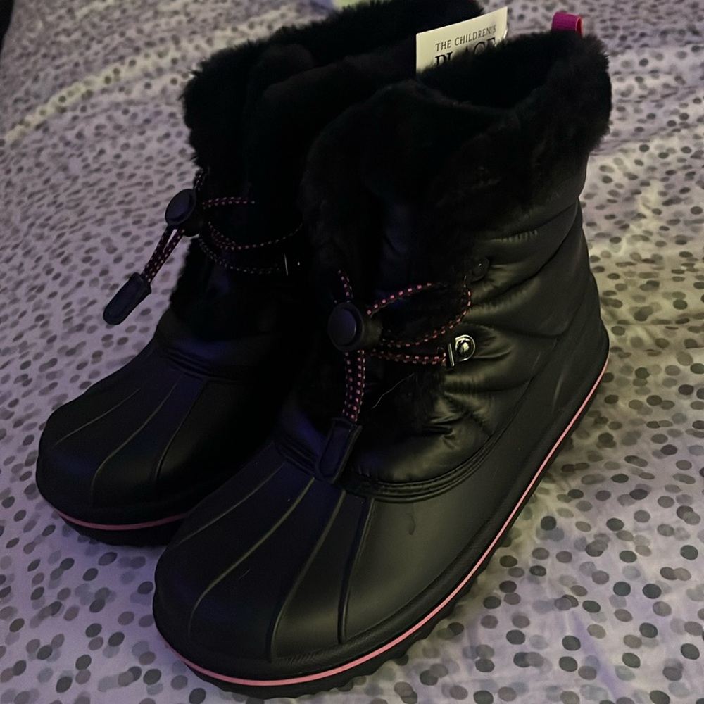 Never worn super cute winter boots . Open to all offers.